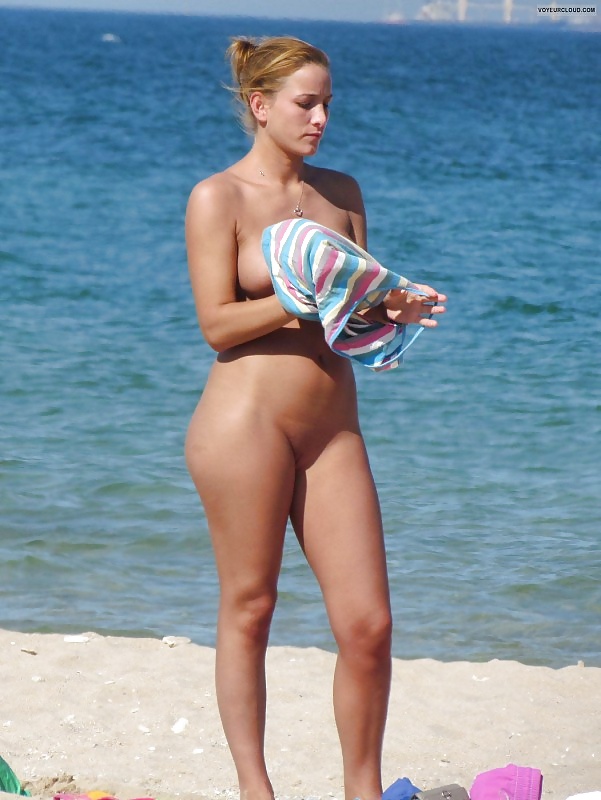 Nenas de playa en topless - algunas desnudas 21
 #40194366