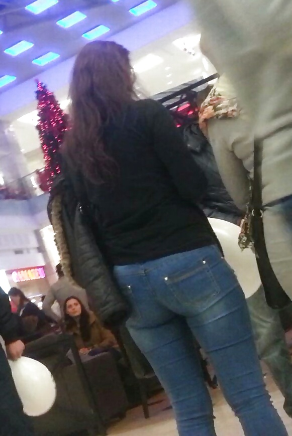 Spy sexy culo vecchio + giovane in centro commerciale rumeno
 #39113468