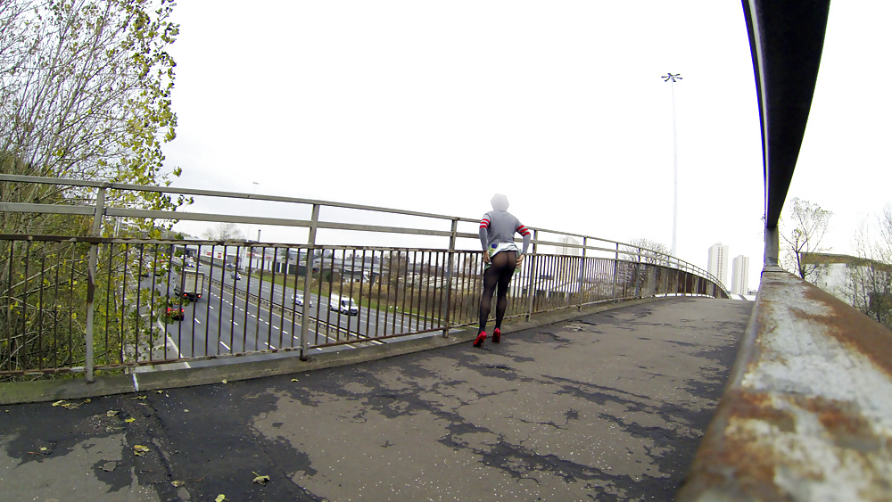 Publique Flash Upskirt Sur Le Pont Sur Le Trafic #38766708