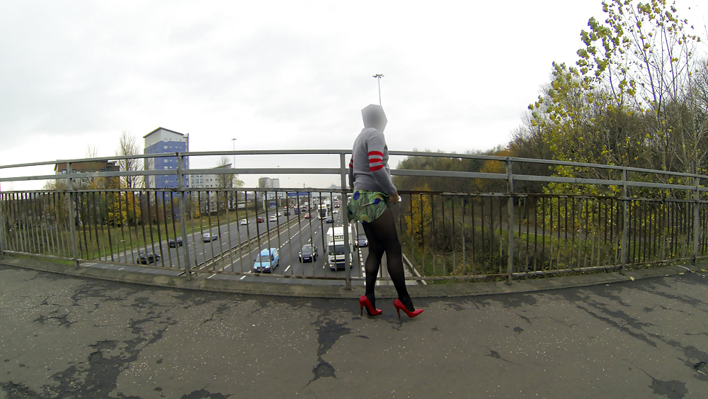 Publique Flash Upskirt Sur Le Pont Sur Le Trafic #38766825