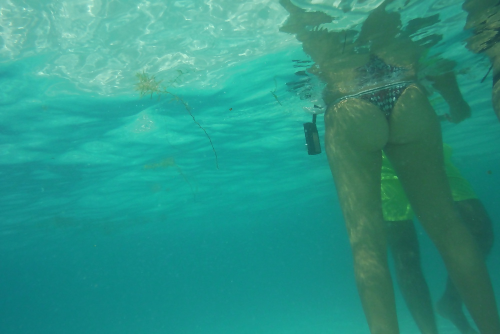 jeune Bikini Cul Et Mégots à La Piscine #28075900