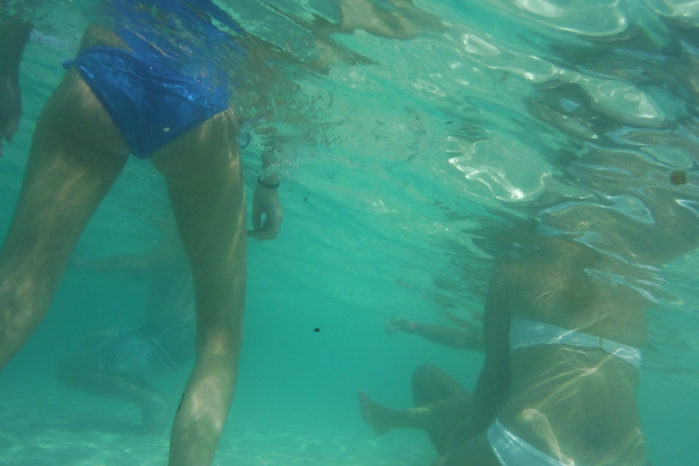 jeune Bikini Cul Et Mégots à La Piscine #28076089