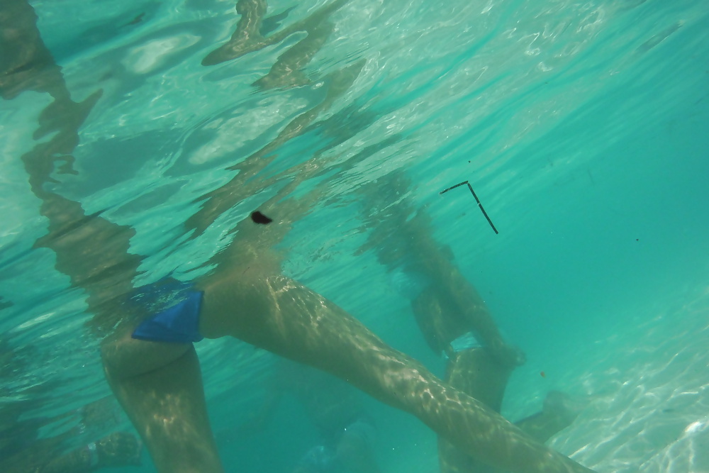 jeune Bikini Cul Et Mégots à La Piscine #28076137