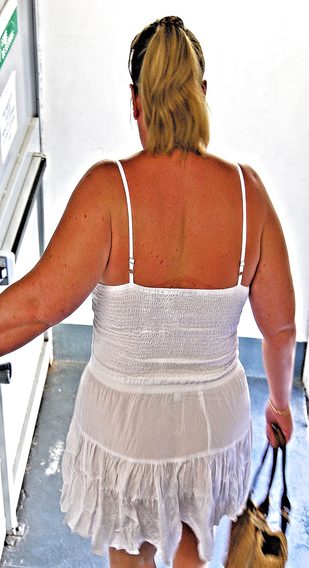 Un ensemble blanc porte en public
 #26008544