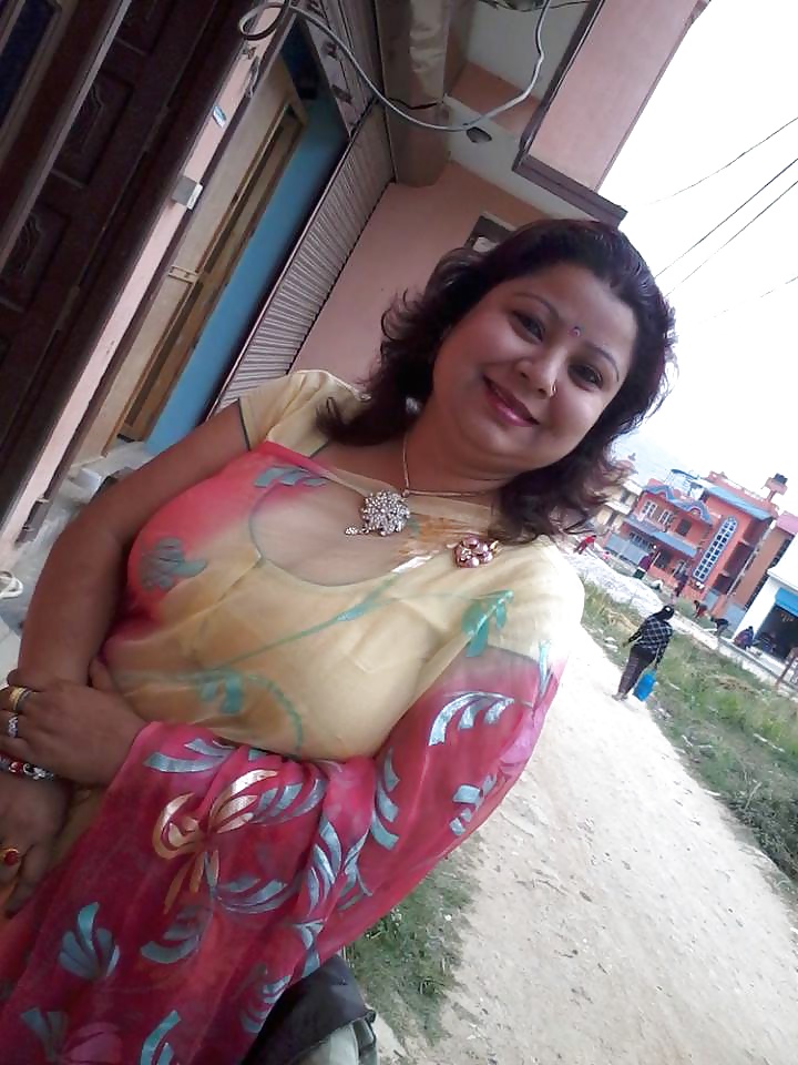 Sexy Maman Nepali Rosani Avec Ses Seins énormes #39658063