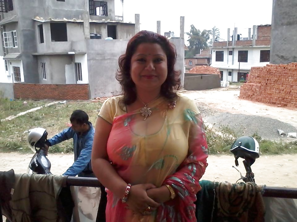 Sexy Maman Nepali Rosani Avec Ses Seins énormes #39658071