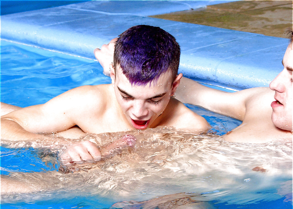 Sexo gay en piscinas o jacuzzis
 #40884800