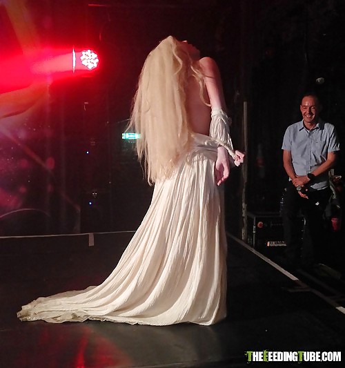 レディー・ガガ、ロンドンのゲイ・ナイトクラブのステージで裸になる
 #23071220