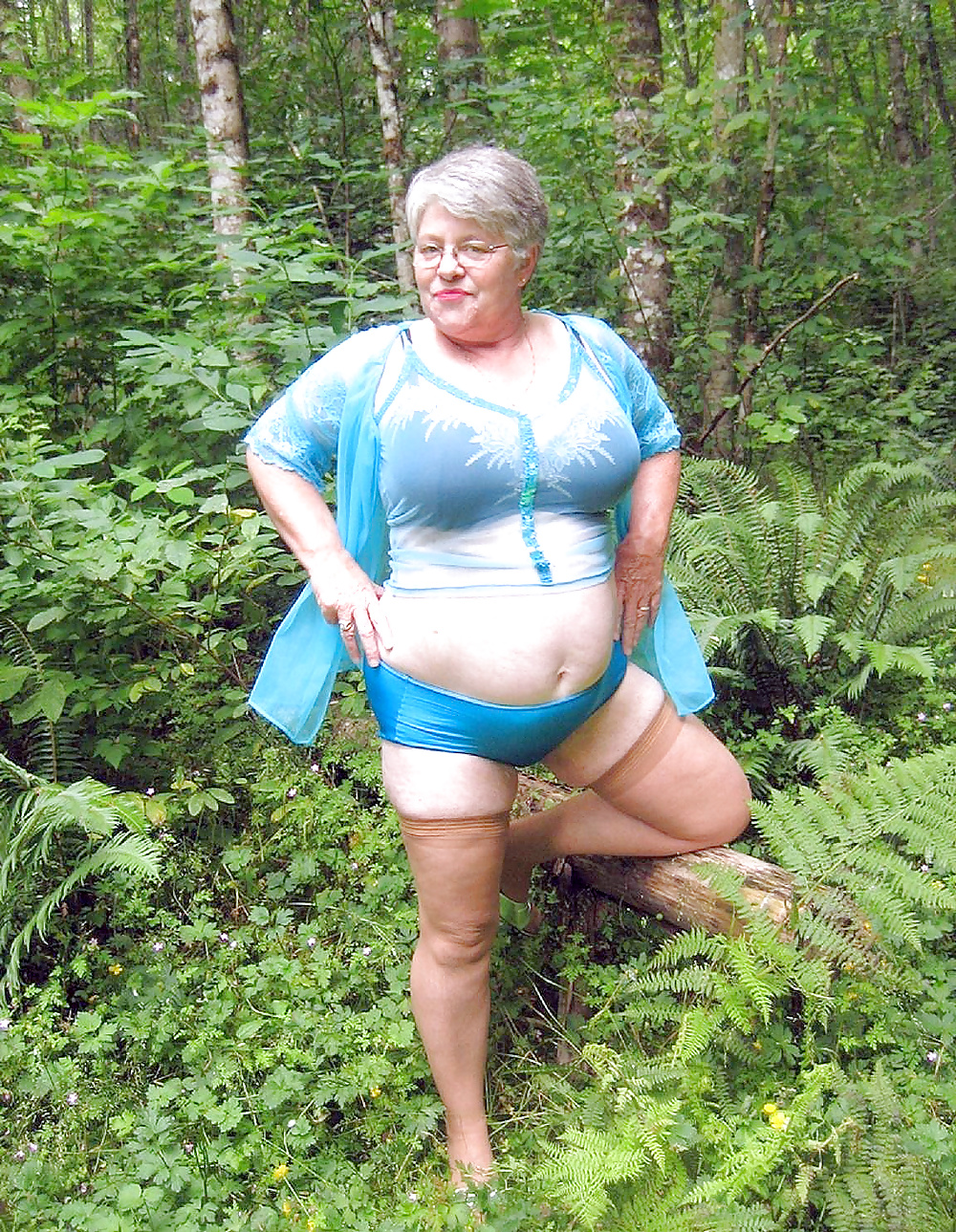 JOSEE EN FORET #29130231