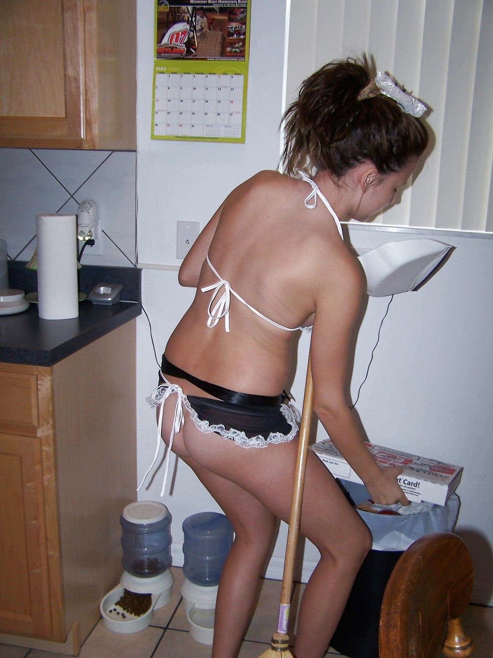 Teen cameriera pulisce la casa
 #29061006
