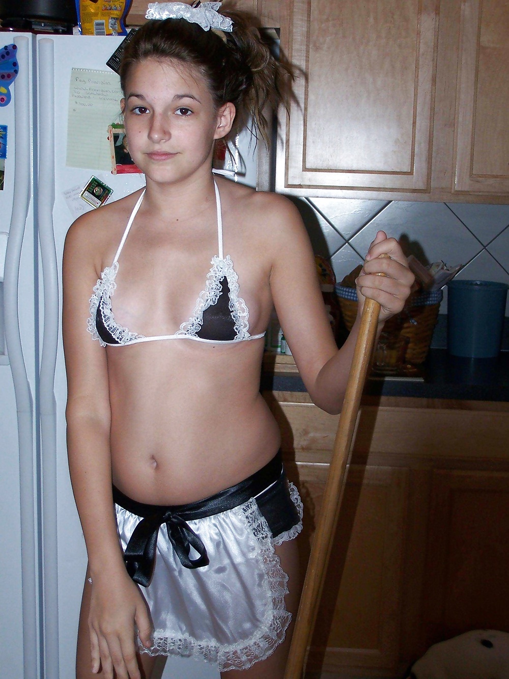 Teen cameriera pulisce la casa
 #29061089