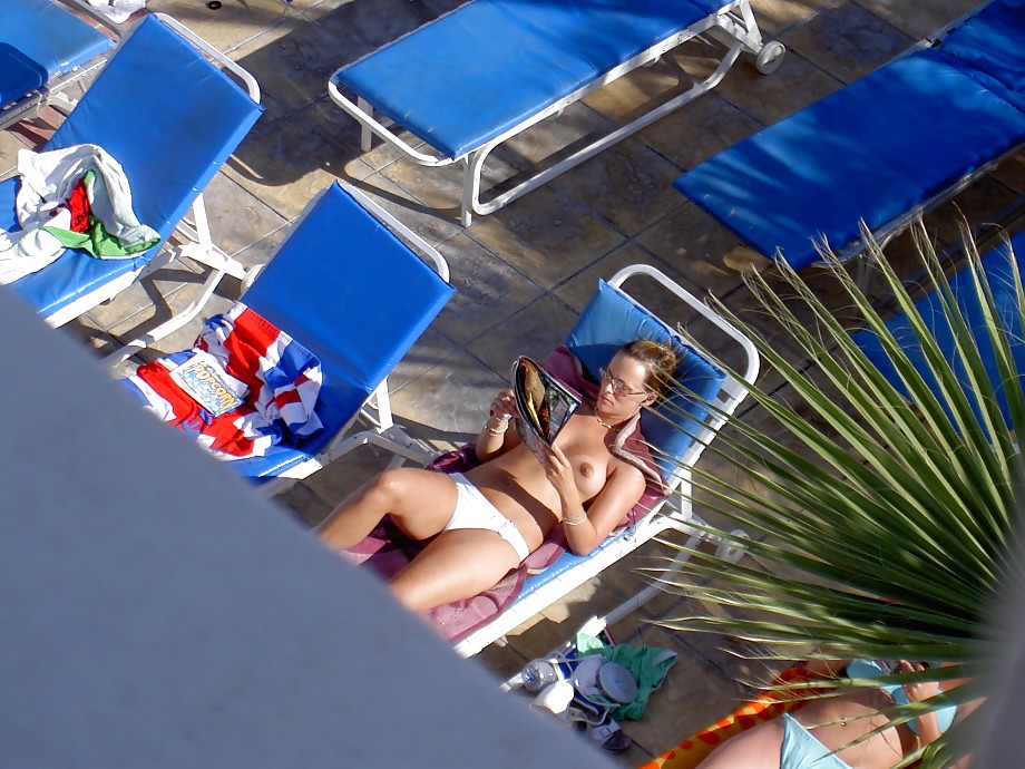 キプロスのホテルのプールで女の子からの写真
 #33691199