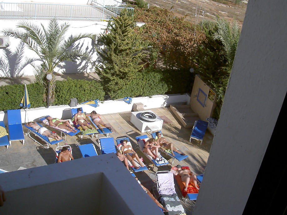 キプロスのホテルのプールで女の子からの写真
 #33691204