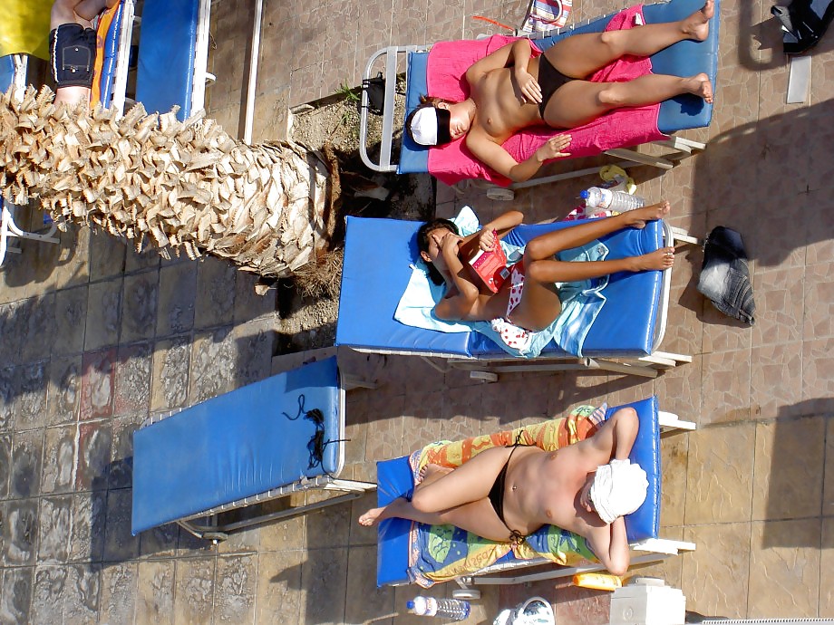 Fotos de chicas en la piscina de un hotel en chipre
 #33691212