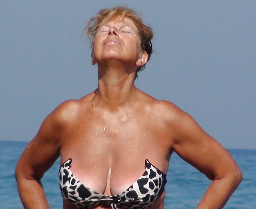 Candida nonnina da spiaggia con un bel seno
 #32617998