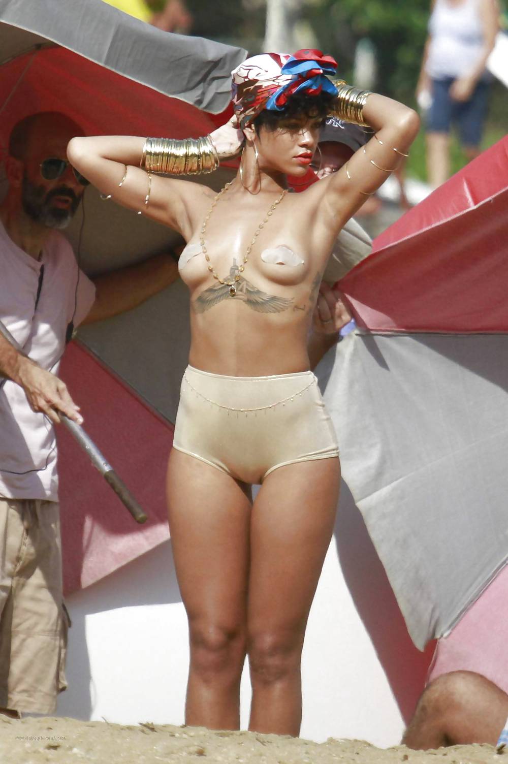 Rihanna photoshoot per vogue brazil
 #35793928