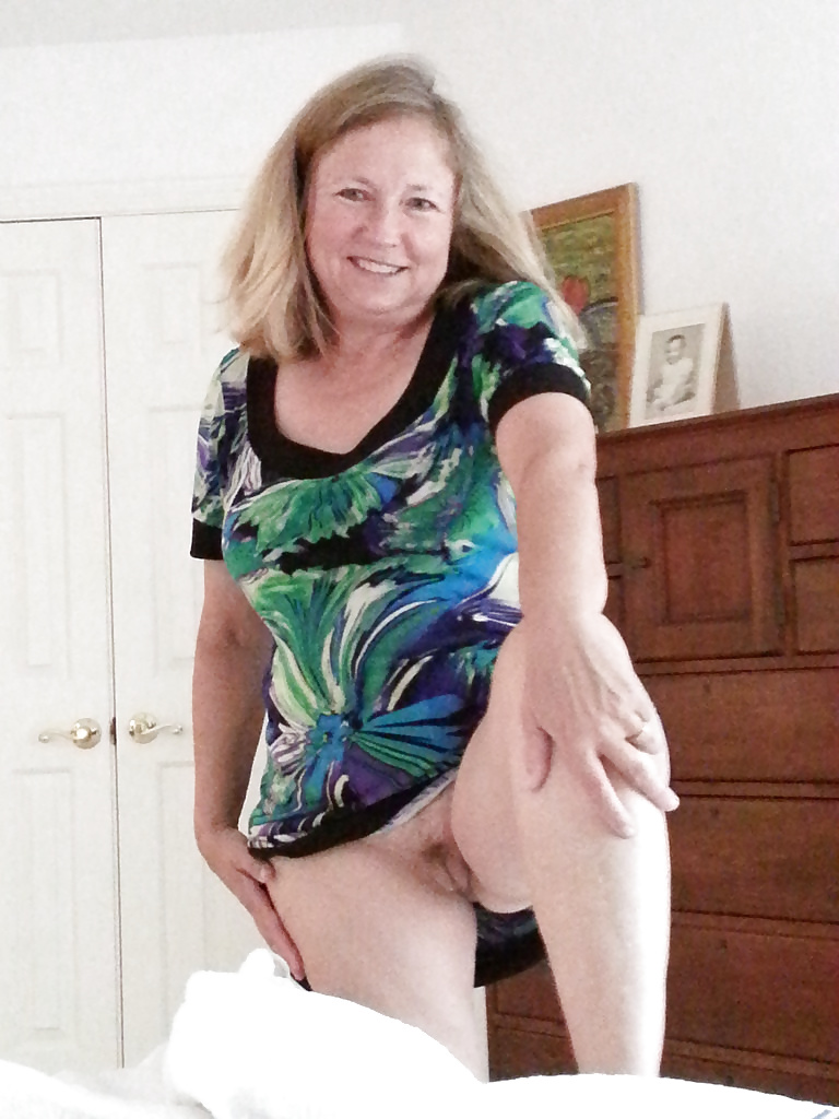 Sie Liebt Ihre Haarige Muschi Zu Zeigen #28597691