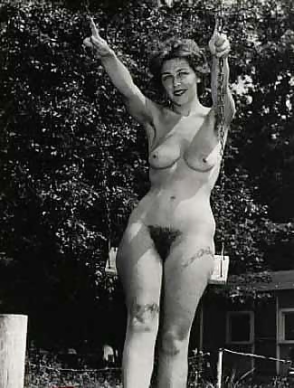 Mujeres vintage con axilas peludas
 #40253419