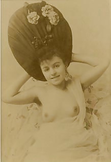 Mujeres vintage con axilas peludas
 #40253720