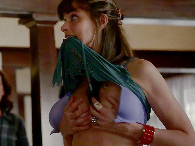 Amanda Peet flashes her bare knockers #41015481