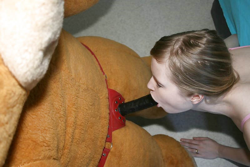 Ella ama a su oso de peluche
 #27803220