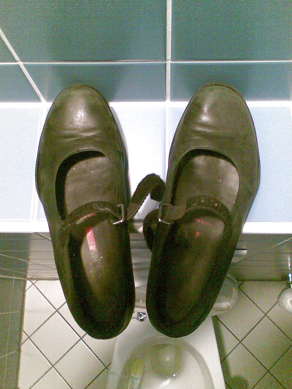 Diversión con sus apestosos zapatos de oficina en toilett
 #36584167