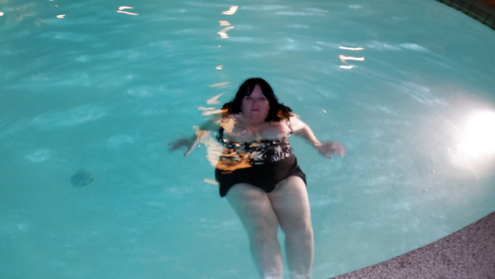 La signora milf slut che mostra di nuovo t&a...lato piscina
 #40286077