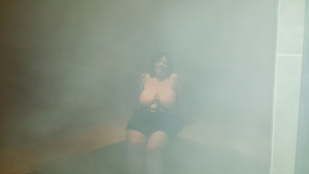 La signora milf slut che mostra di nuovo t&a...lato piscina
 #40286216