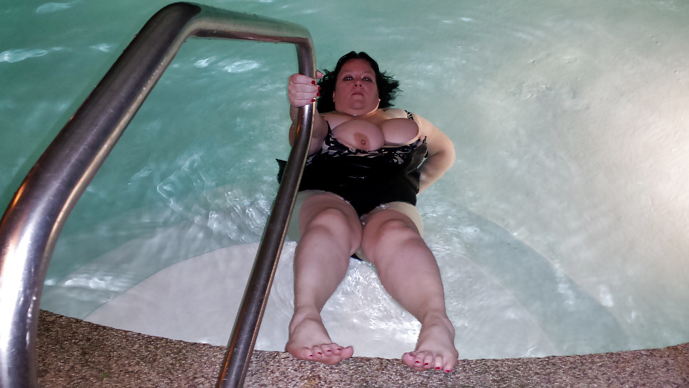 La signora milf slut che mostra di nuovo t&a...lato piscina
 #40286283