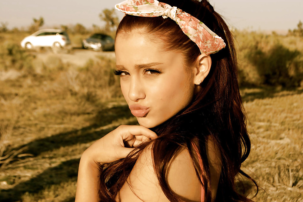 Ariana grande
 #32059778