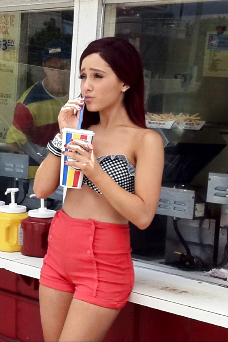 Ariana grande
 #32059793