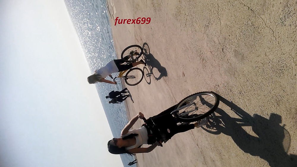 Turkish  Sahilde Bisikletli Yavru Poz Verirken (2014)