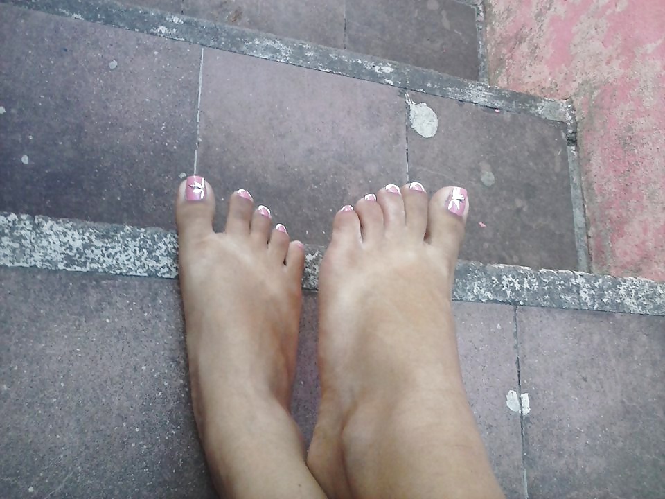 Nicaraguan Girl Feet #39602541
