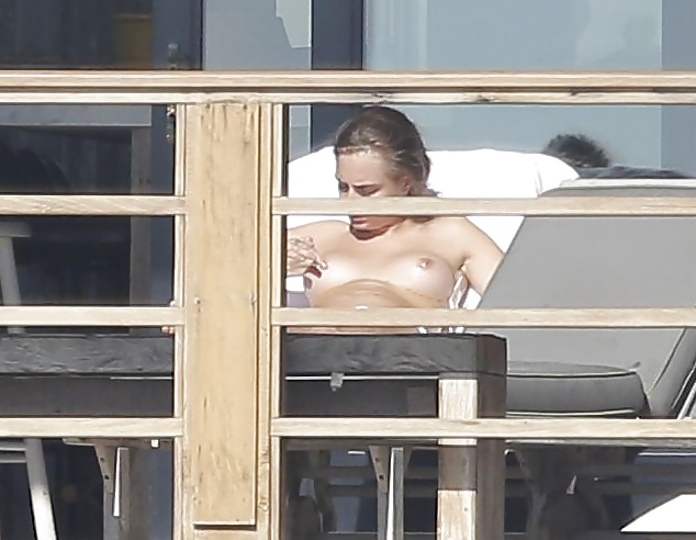 Cara delevingne tomando el sol en topless
 #41073548