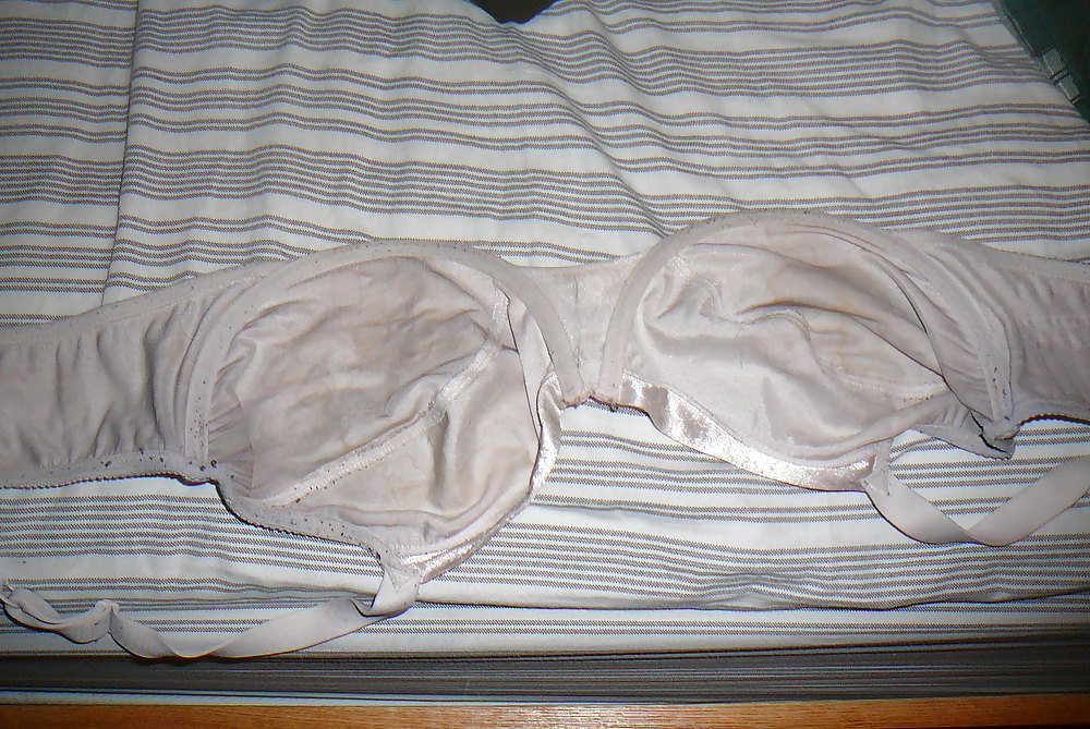 Strofinare il mio cazzo e sborrare nel reggiseno della cognata
 #24688176