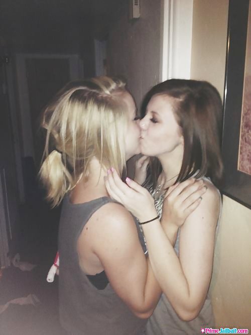 女の子がキスをしている
 #25339293