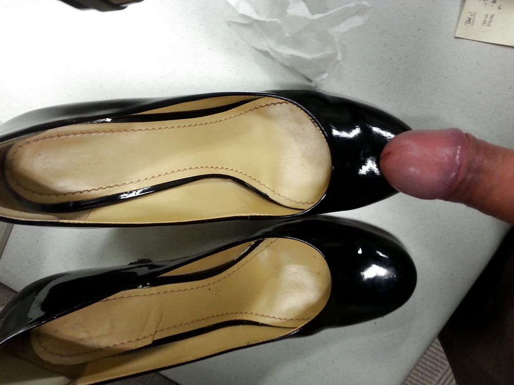 Coworker Chantelle's Shoes Perfect for Cumshot Worship #29004265