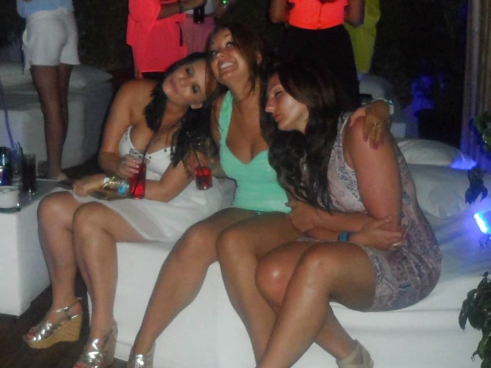 Chubby slags seren, amy, charlotte e vicky vacanza foto
 #23393673