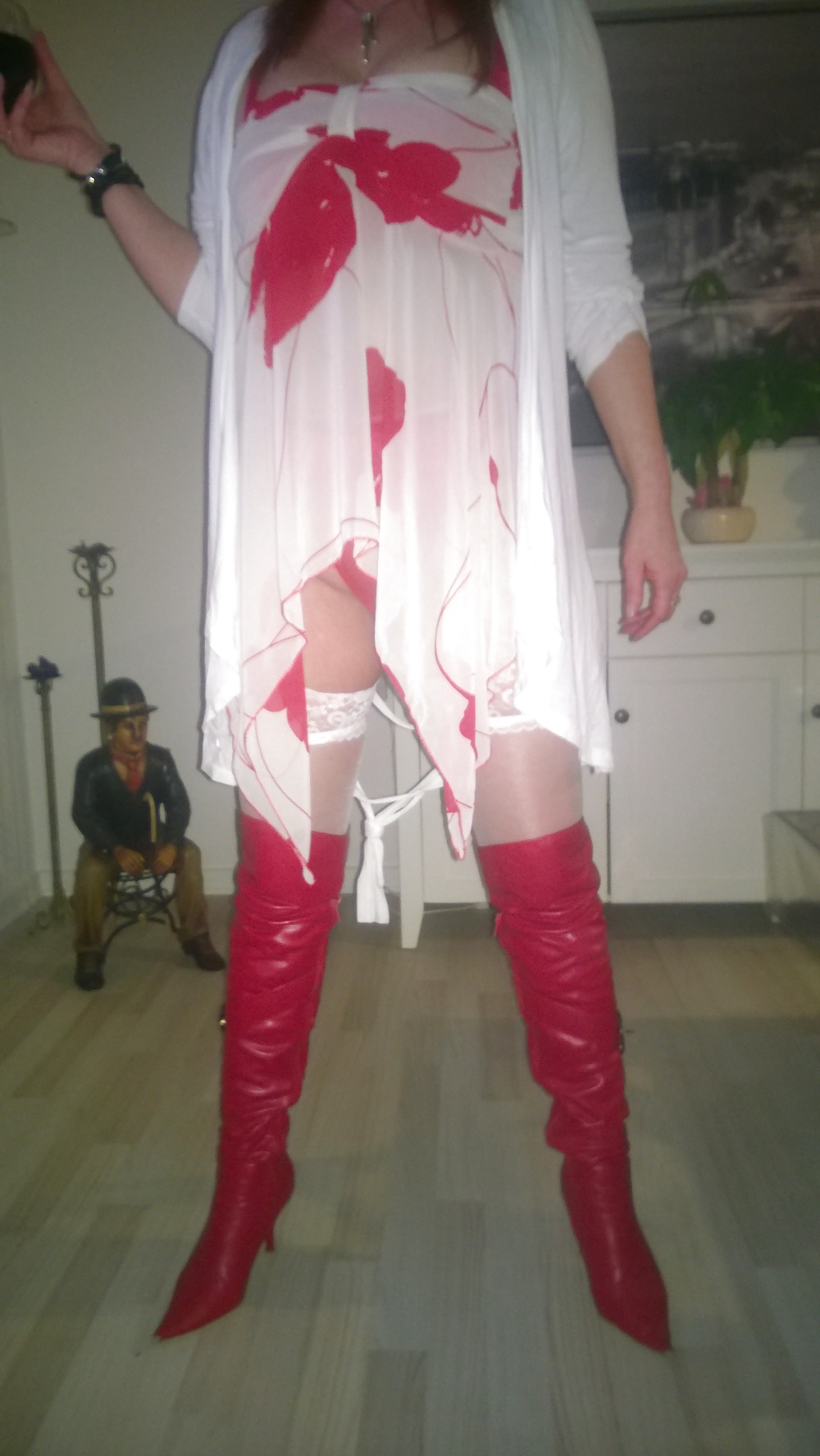 Frau In Rot Und Weiß #35562329