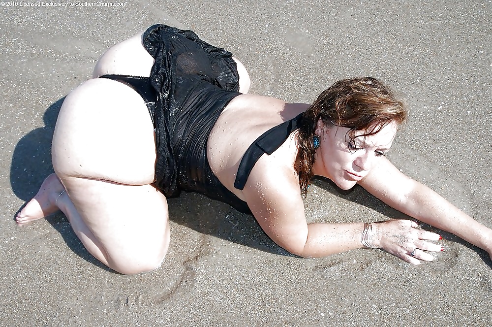 Side on view of big sexy arses  #40025549