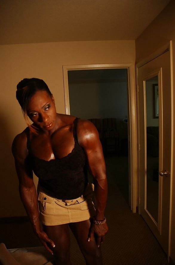 Dark muscled Shelly posing in a hotel room #23433002