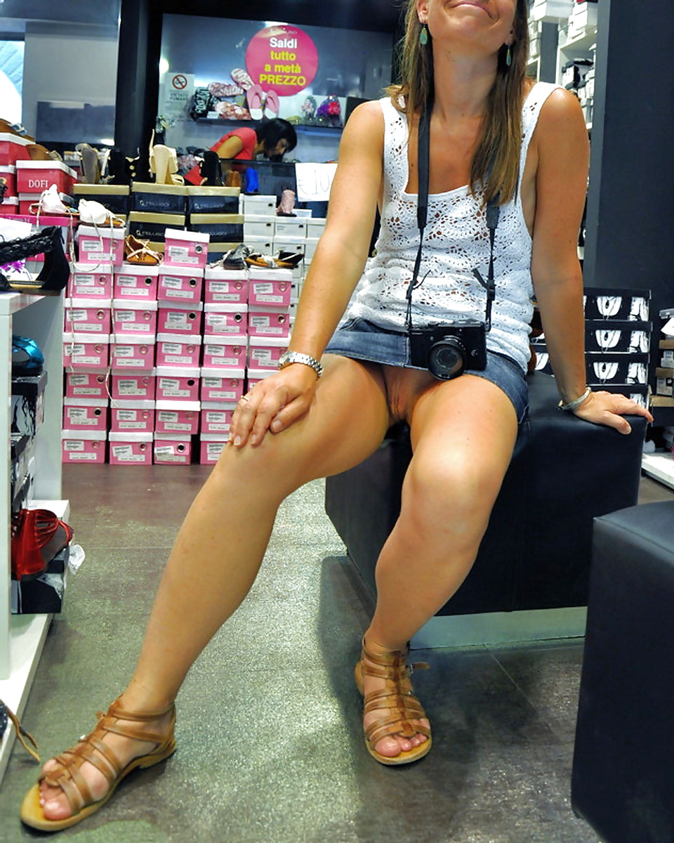 Flashing durante lo shopping - 2
 #34627016