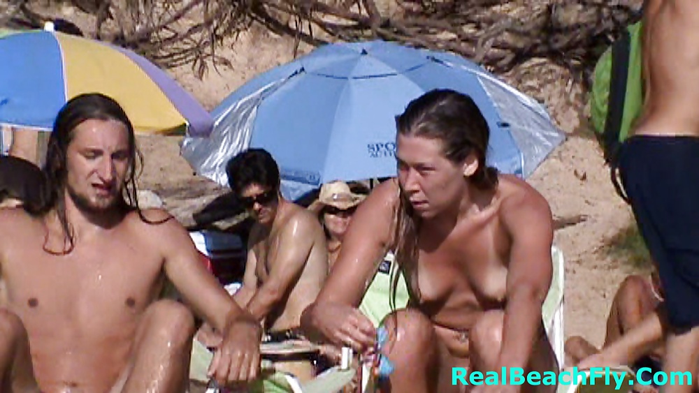 ヌーディストビーチで全裸で撮影された10代の女の子たち 
 #33045958