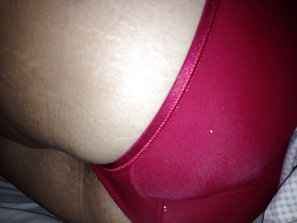 Culo de la esposa y el coño peludo en panty rojo
 #23335312