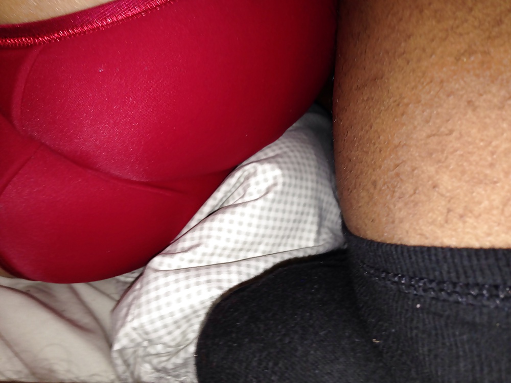 Culo de la esposa y el coño peludo en panty rojo
 #23335325