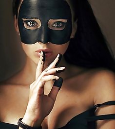 Sinnliche Frauen In Masken #32462863