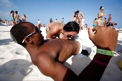 Mujeres blancas en bikini con hombres negros
 #30362296