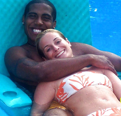 Mujeres blancas en bikini con hombres negros
 #30362385