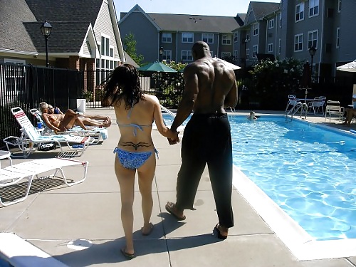 Donne bianche in bikini con uomini neri
 #30362413