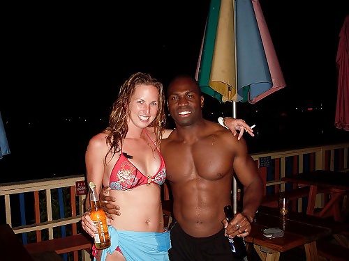 Mujeres blancas en bikini con hombres negros
 #30362419